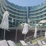F 207 Del Sol - просторно студио с кухня Apartmán